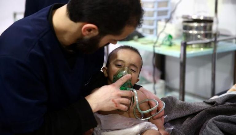 طفل مصاب جراء التعرض لغاز الكلور بالغوطة الشرقية - رويترز