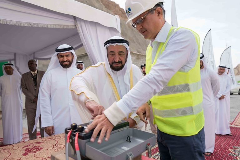 حاكم الشارقة يضغط على زر تفجير الجزء المغلق المتبقي من نفق السدرة
