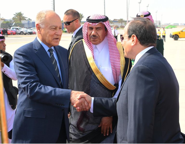 الأمين العام للجامعة العربية في استقبال الرئيس المصري بمطار الدمام الرئيس المصري يصل الدمام لحضور القمة العربية
