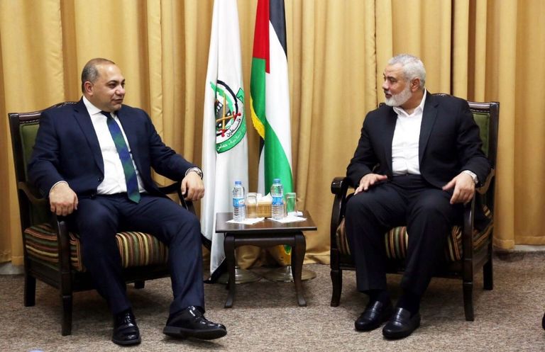 رئيس المكتب السياسي لحماس إسماعيل هنية واللواء سامح نبيل الوفد الأمني المصري خلال لقاء وفد حماس