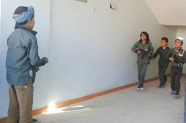 محاكاة حروب الكبار طلاب في مدرسة ابتدائية بصنعاء