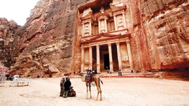 مدينة البتراء منطقة المدرج الروماني في وسط مدينة عمان - رويترز