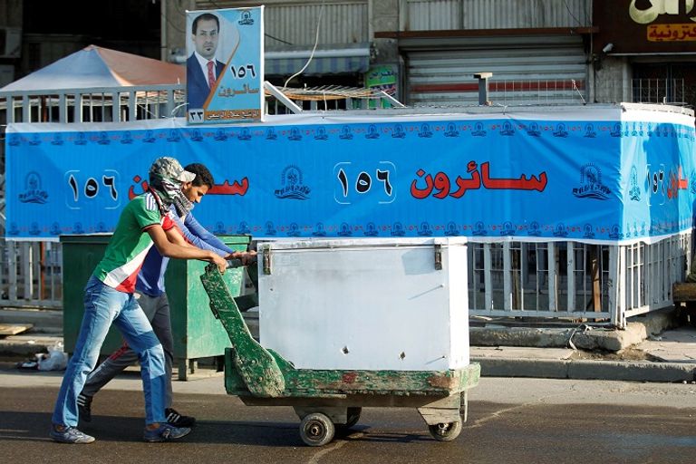 الحملات الدعائية للانتخابات تزين شوارع بغداد - رويترز