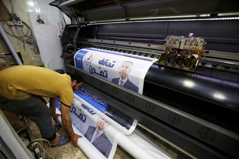 الحملات الدعائية للانتخابات تزين شوارع بغداد - رويترز