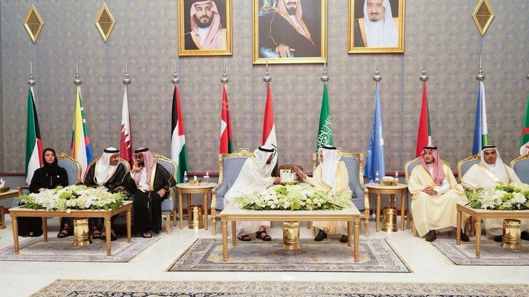 الشيخ محمد بن زايد يصل مطار الظهران