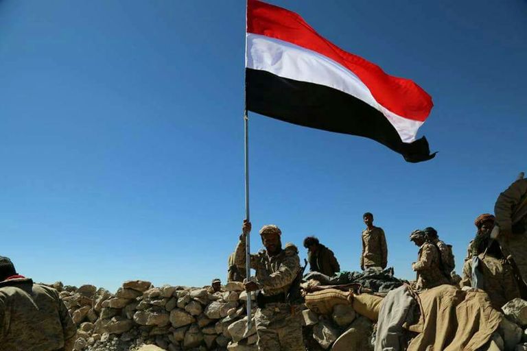 عناصر من الجيش اليمني يرفعون العلم بأحد المواقع المحررة في جبهة نهم قوات تابعة للجيش اليمني - أرشيفية