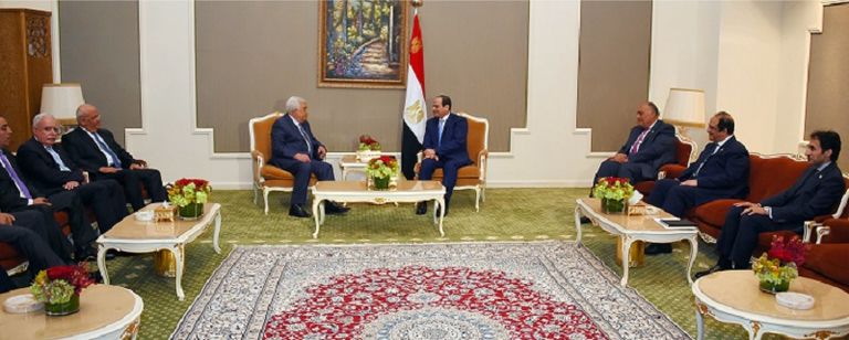 السيسي طالب بالمضي قدماً في جهود المصالحة بين الفصائل الفلسطينية الرئيس السيسي خلال لقائه نظيره الفلسطيني