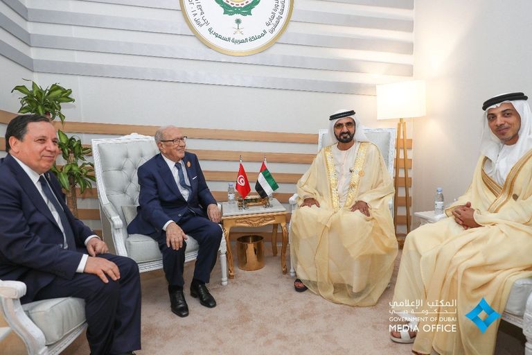 الشيخ محمد بن راشد آل مكتوم خلال لقاء الرئيس التونسي الباجي قايد السبسي الشيخ محمد بن راشد والرئيس السوداني عمر البشير