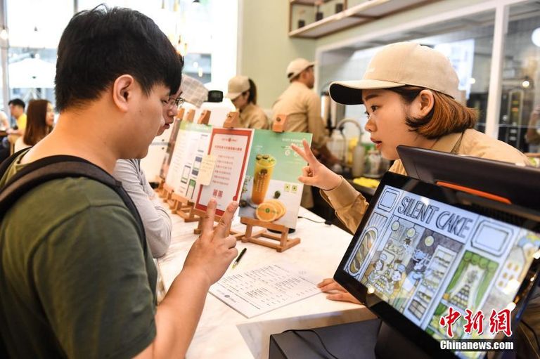 طلب الطعام بلغة الإشارة المخبز "الصامت"في الصين