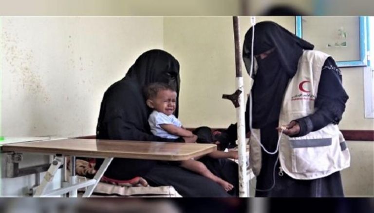 الهلال الأحمر الإماراتي يوفر المستلزمات الطبية بالخوخة اليمنية