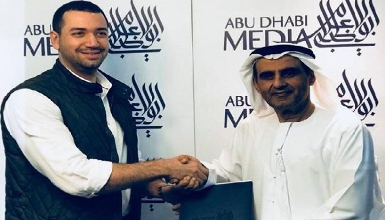 معز مسعود بعد التوقيع مع أبوظبي للإعلام فبراير الماضي