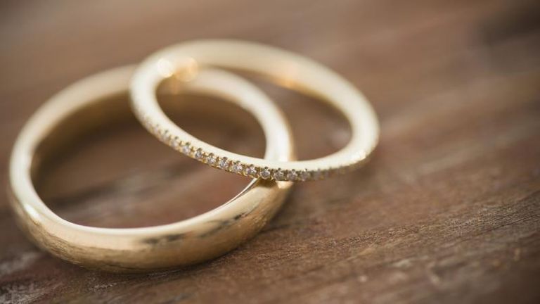 مَن الأكثر سعادة الأعزب أم المتزوج؟