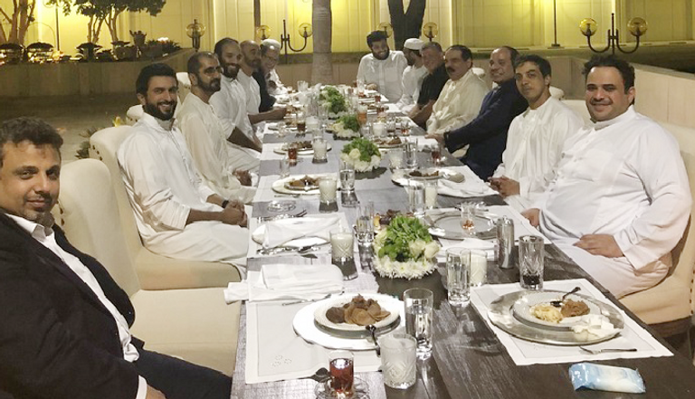 مأدبة عشاء تجمع القادة العرب بعد انتهاء قمة القدس حديث ودي يجمع القادة العرب بينما مندوب قطر منبوذا