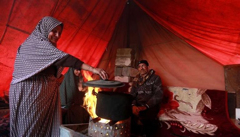 الخشب وسيلة الطهي والتدفئة لفقراء غزة بدلا من الوقود