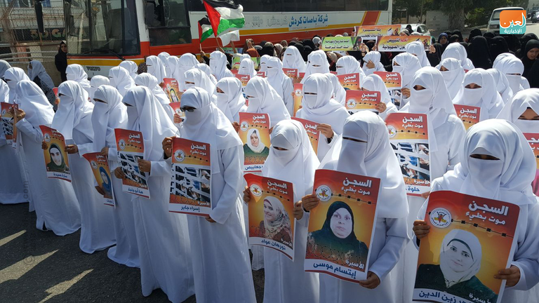 أمهات الأسيرات خلال مسيرة التضامن 