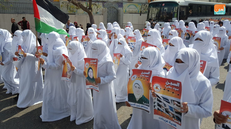 أمهات الأسيرات خلال مسيرة التضامن 