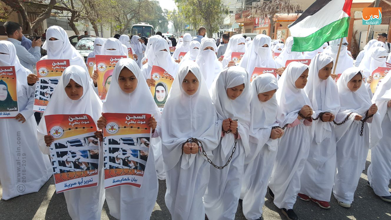 أمهات الأسيرات خلال مسيرة التضامن 