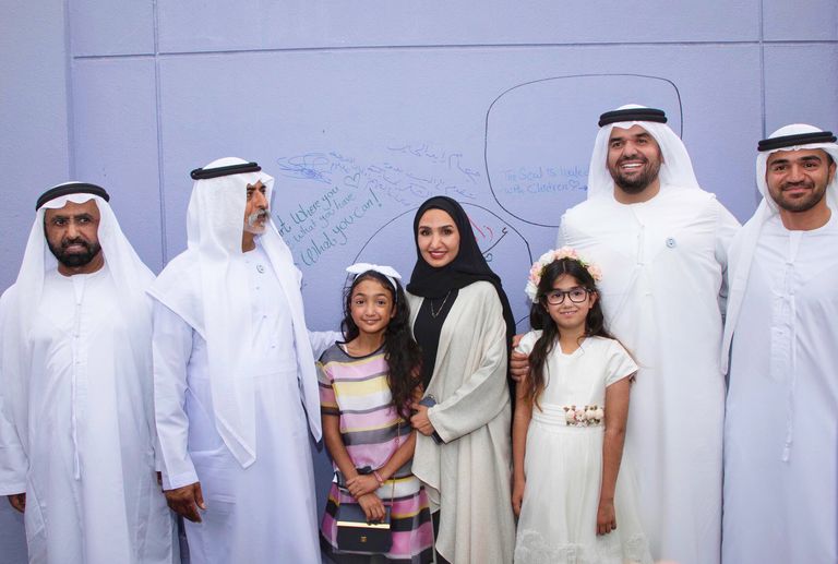 حسين الجسمي يقرأ للأطفال أصحاب الهمم بلغة الإشارة