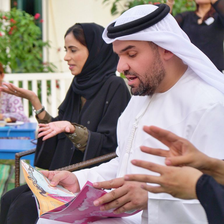 حسين الجسمي يقرأ للأطفال أصحاب الهمم بلغة الإشارة