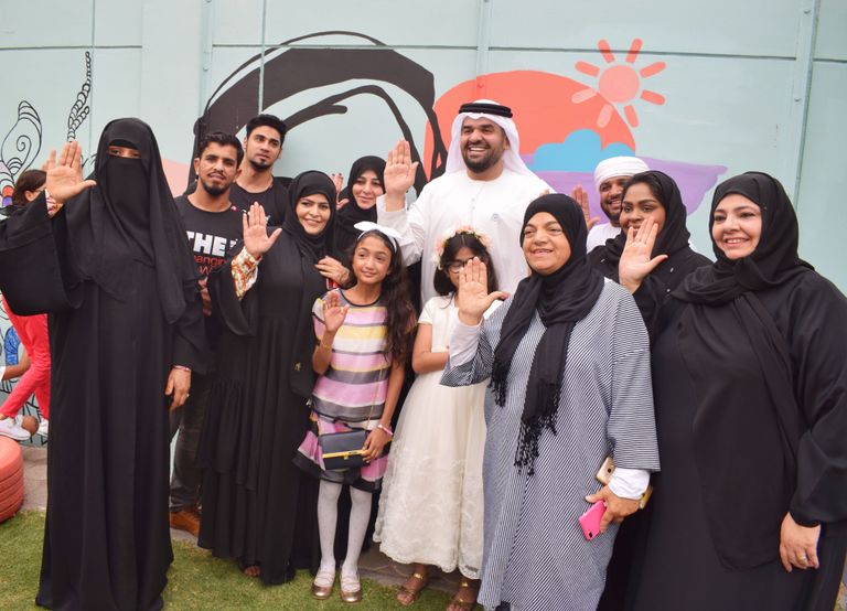 حسين الجسمي يقرأ للأطفال أصحاب الهمم بلغة الإشارة