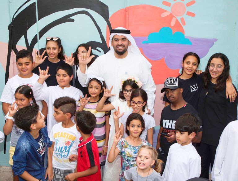 حسين الجسمي يقرأ للأطفال أصحاب الهمم بلغة الإشارة