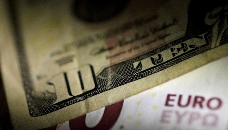 عملات ورقية للدولار واليورو