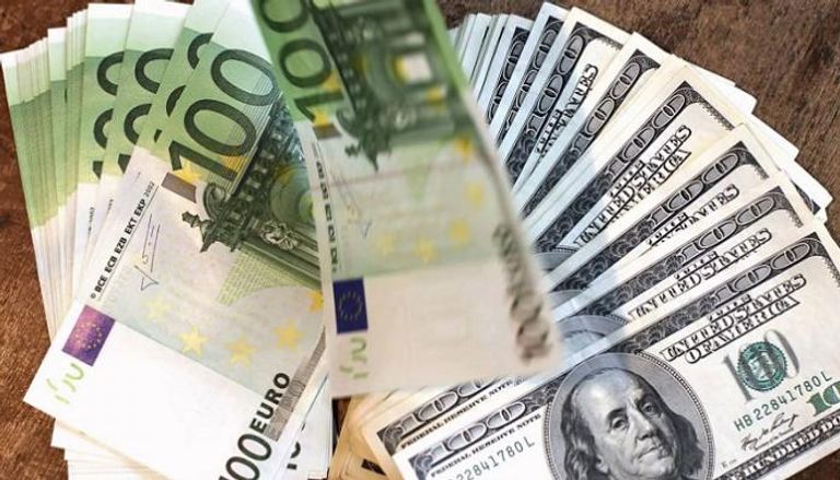 اليورو يصعد مع هبوط الدولار
