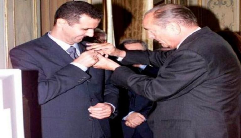 الرئيس الفرنسي الأسبق جاك شيراك يمنح بشار الأسد وسام الشرف 