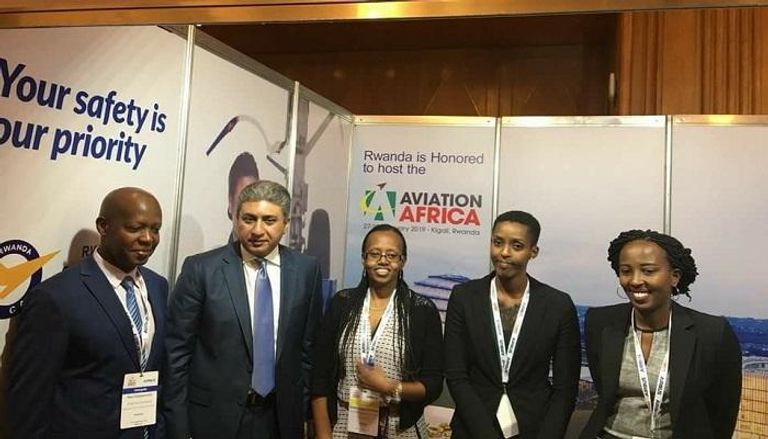 وزير الطيران المصري مع بعض المشاركين بمؤتمر الطيران الأفريقي