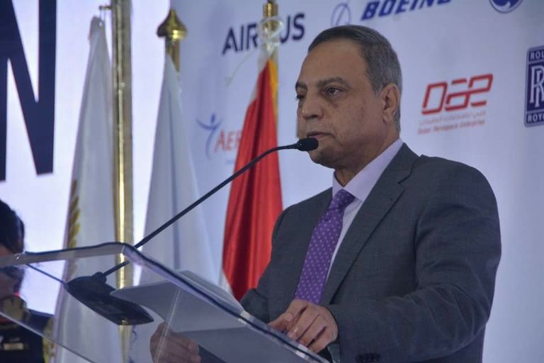 وزير الطيران المصري مع بعض المشاركين بمؤتمر الطيران الأفريقي