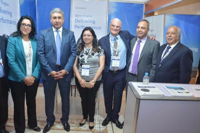 وزير الطيران المصري مع بعض المشاركين بمؤتمر الطيران الأفريقي