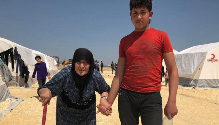 الجدة فارايز تبلغ من العمر 68 عاما طفل مصاب بأعراض اختناق من غاز الكلور بالغوطة - أرشيفية