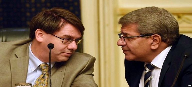 وزير المالية مع رئيس بعثة الصندوق الجارحي يتوسط رئيس بعثة الصندوق ومحافظ البنك المركزي