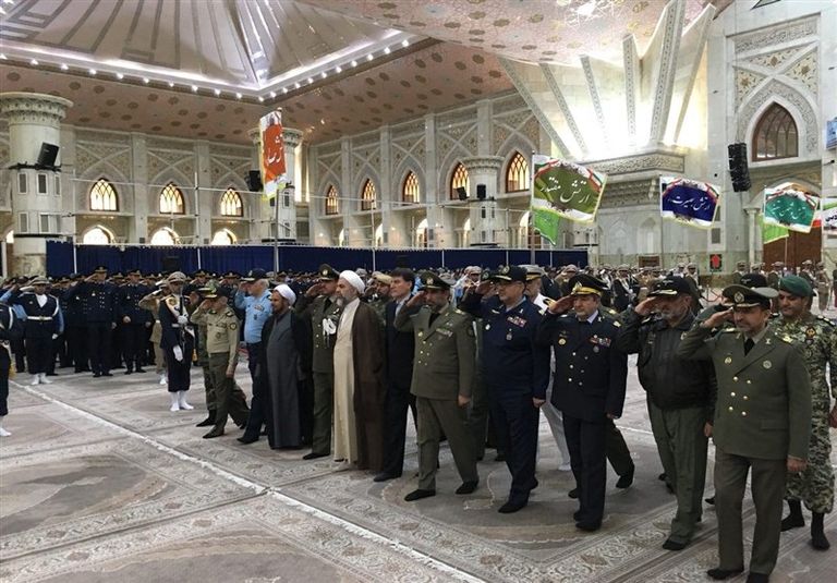 قيادات الجيش خلال زيارة مرقد الخميني