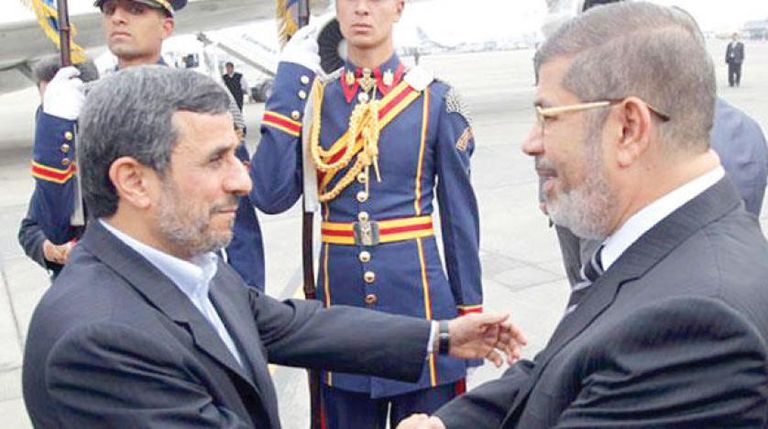 الرئيس الإخواني محمد مرسي ونظيره الإيراني نجاد الذي كان أول رئيسيا من ثورة إيران يزور مصر