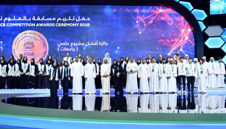 الشيخ محمد بن راشد مع الفائزين والمكرمين