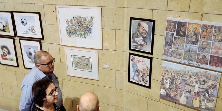 وزيرة الثقافة المصرية تستمع لشرح عن لوحات صاروخان