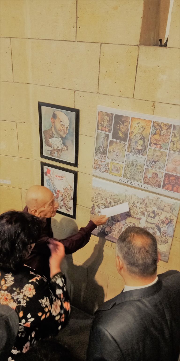 وزيرة الثقافة المصرية تستمع لشرح عن لوحات صاروخان