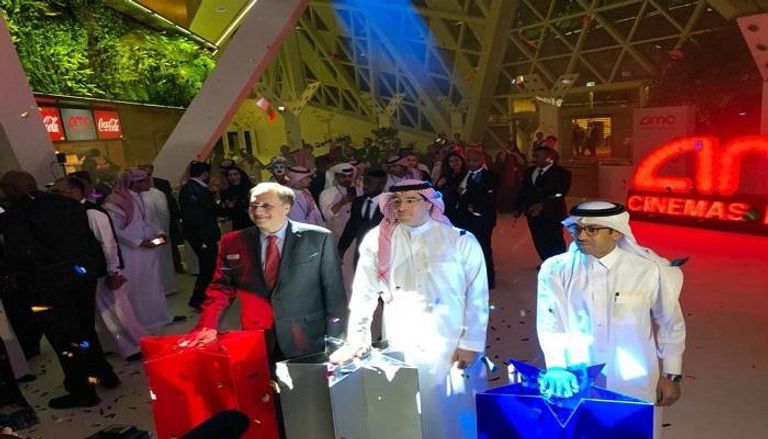 وزير الإعلام السعودي يفتتح أول دار عرض منذ 35 عاما