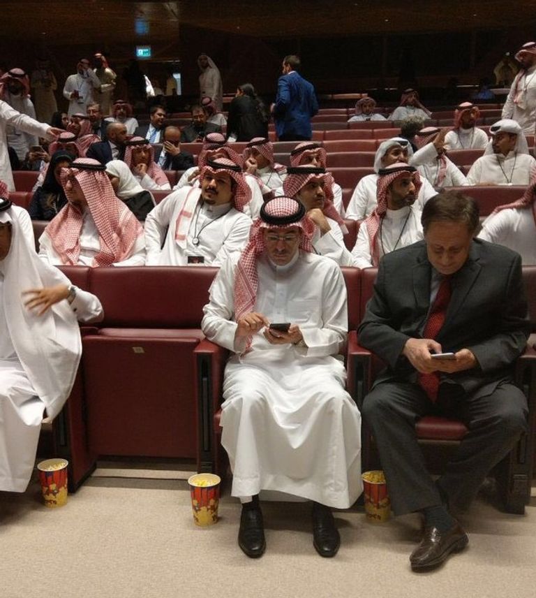 استعدادات لبدء أول عرض سينمائي في السعودية منذ 35 عاما  وزير الإعلام السعودي يفتتح أول دار عرض منذ 35 عاما