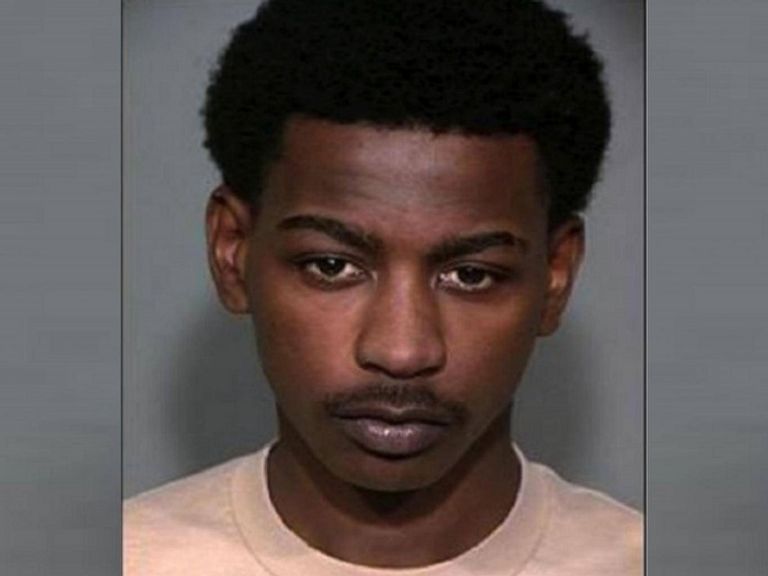 الشاب ياربر الذي لقى حتفه على يد الشرطة الأمريكية عناصر الشرطة الأمريكية في موقع الحادث