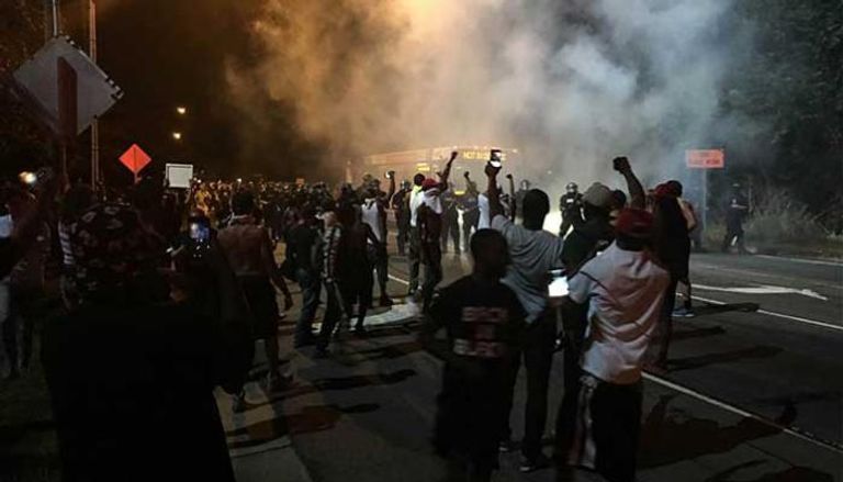 جانب من احتجاجات السود على ممارسات الشرطة الأمريكية- أرشيفية عناصر الشرطة الأمريكية في موقع الحادث