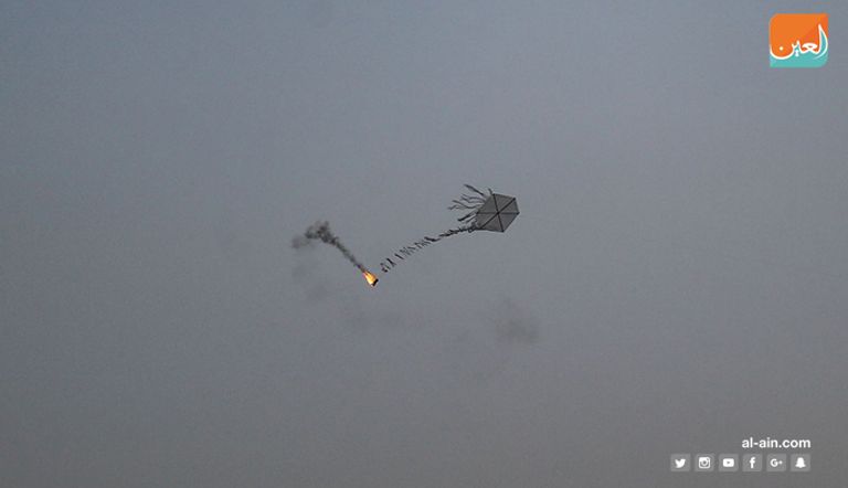 الطائرات الحارقة في سماء غزة الطائرة الورقية الحارقة حاملة إحدى الرسائل للاحتلال