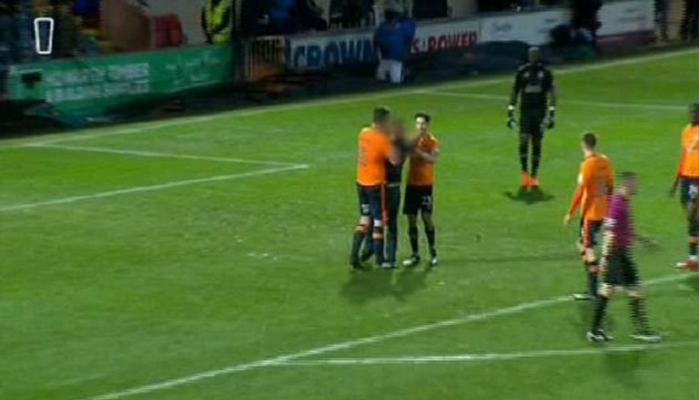 أنتوني جيرارد ينقذ حكم مباراة أولدهام أتلتيك أمام روشديل