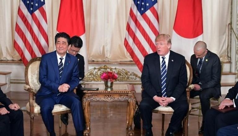 الرئيس الأمريكي أثناء استقباله رئيس الوزراء الياباني