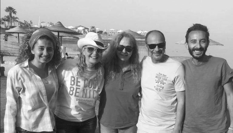 الفنانة نجلاء فتحي مع فريق فيلم "لدينا أقوال أخرى" نجلاء فتحي تتوسط فريق فيلم "لدينا أقوال أخرى"