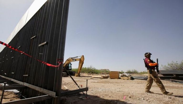 جانب من الجدار الفاصل على الحدود الأمريكية المكسيكية