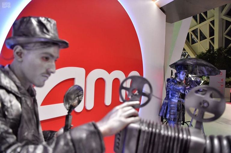 وزير الإعلام السعودي يفتتح أول دار عرض منذ 35 عاما