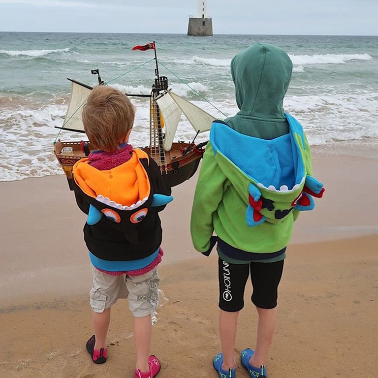 الطفلان هاري وأولي قررا الدوران حول العالم بهذا القارب