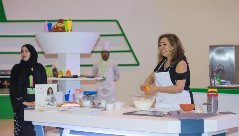 سوزان حسيني أثناء الطهي الحي في الشارقة القرائي 